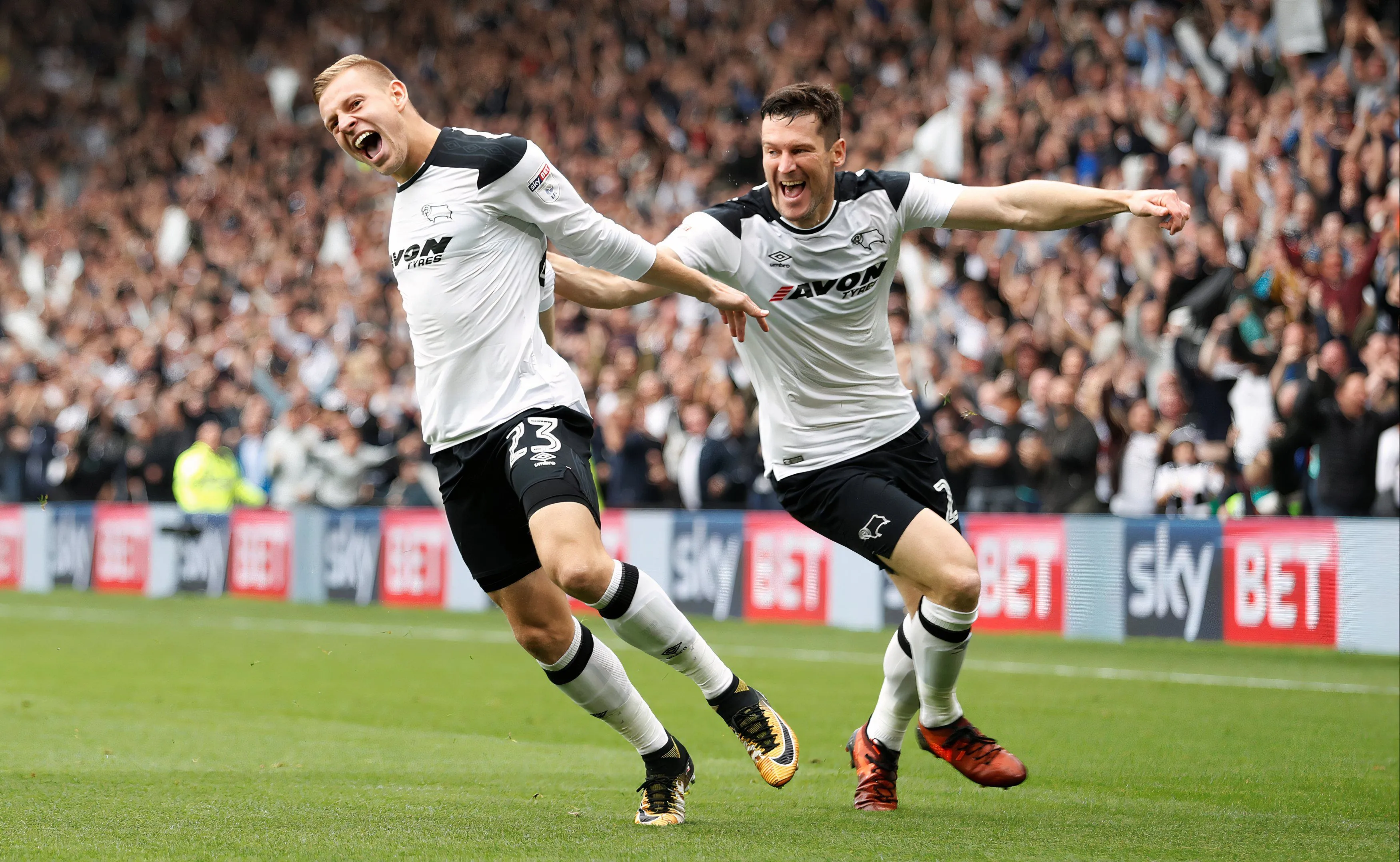 Matej Vydra ăn mừng bàn thắng siêu tốc cho Derby County cùng David Nugent trong trận derby năm 2017