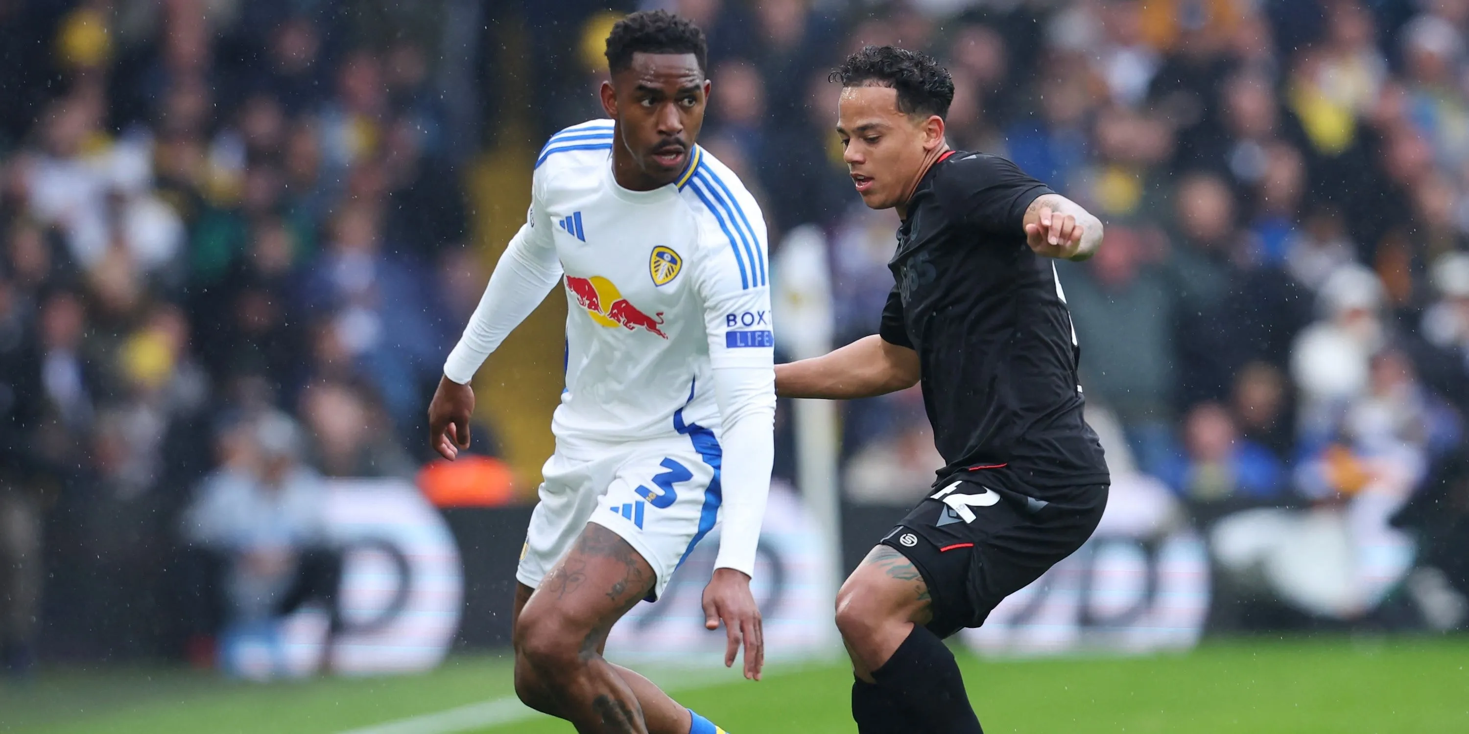 Million Manhoef (Stoke City) đối đầu Junior Firpo (Leeds United) tại Championship Anh