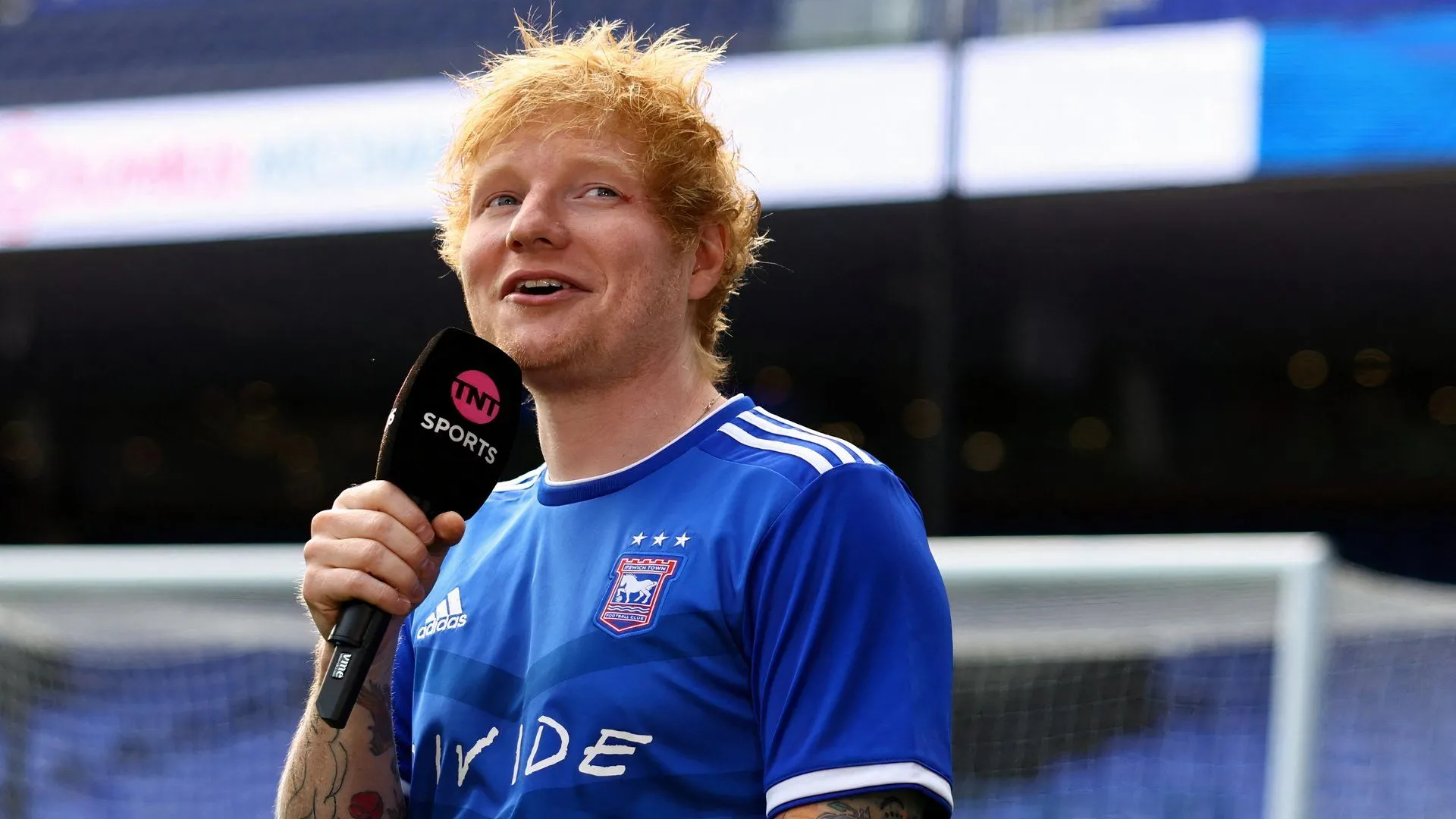 Ngôi sao âm nhạc toàn cầu Ed Sheeran, biểu tượng của Ipswich Town