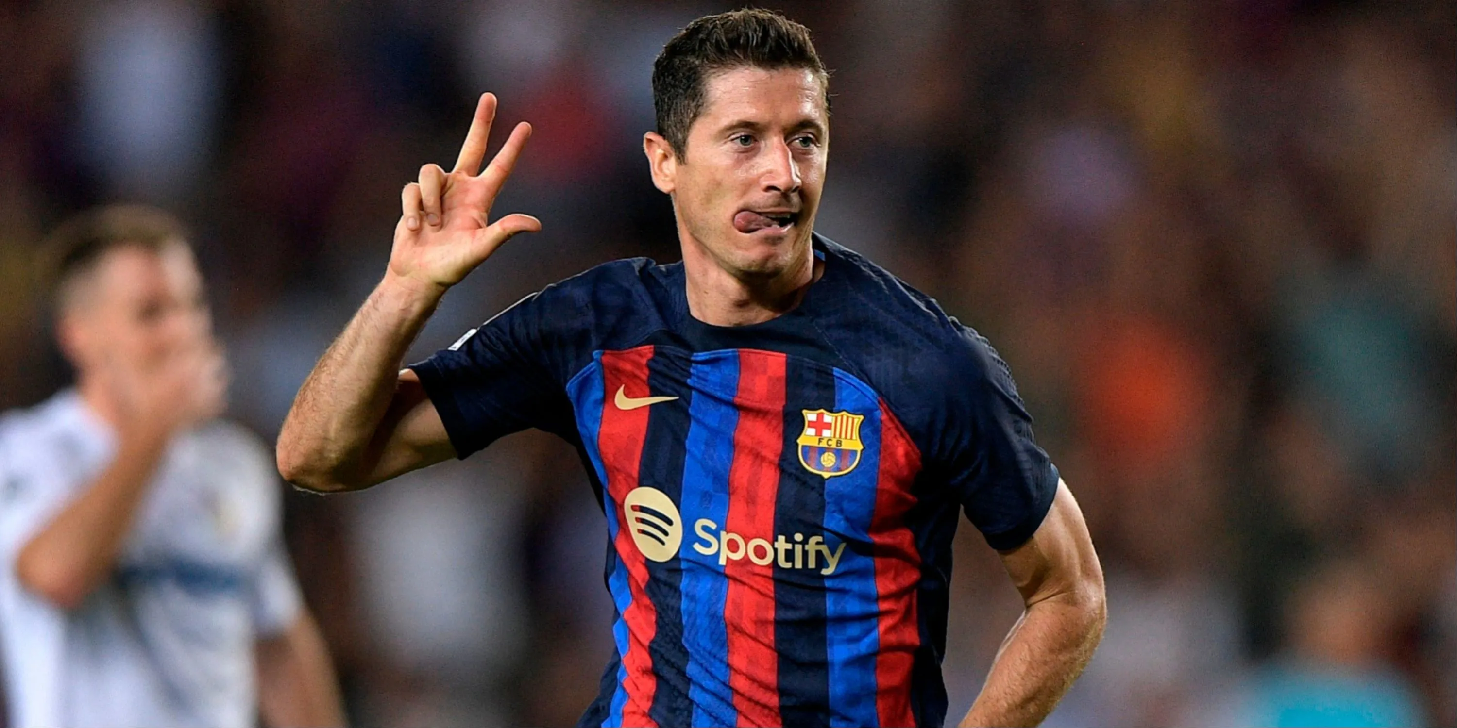 Robert Lewandowski ăn mừng bàn thắng cho Barcelona, thể hiện kỹ năng dứt điểm penalty lạnh lùng