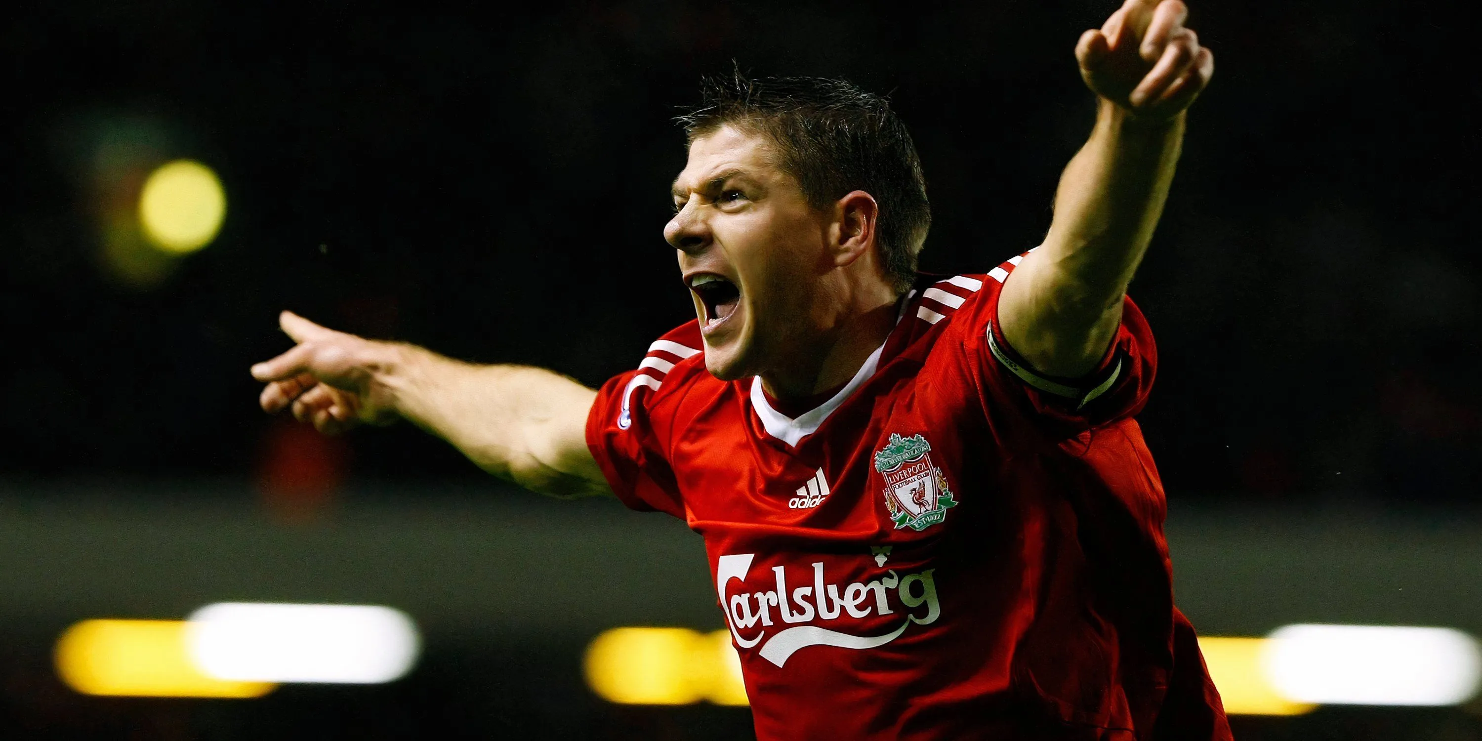 Steven Gerrard, huyền thoại Liverpool, ăn mừng sau khi thực hiện thành công một quả penalty quan trọng