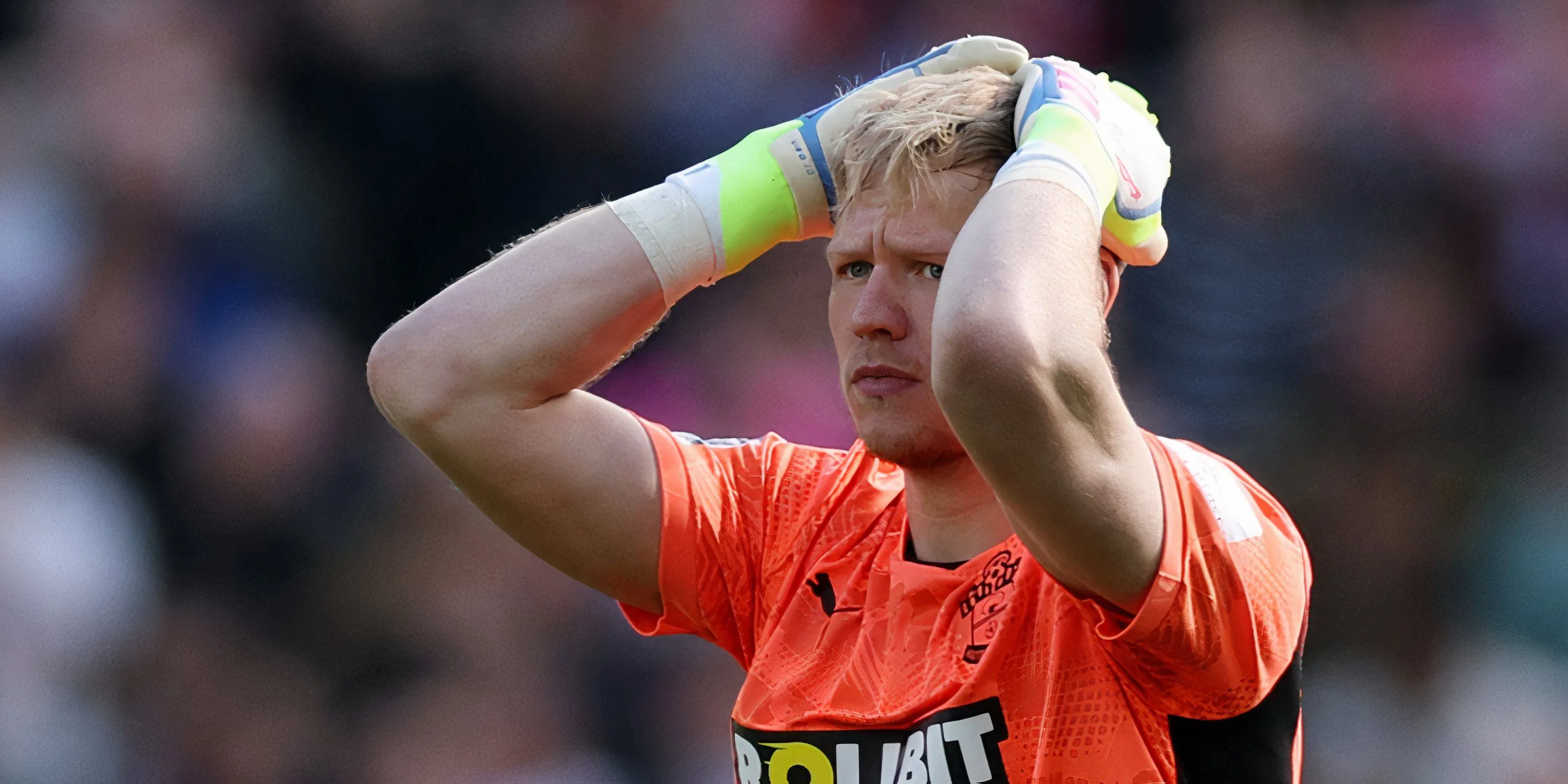 Thủ môn Aaron Ramsdale trong một trận đấu tại Premier League cho Southampton, người đã trải qua nhiều mùa giải khó khăn và đứng trước nguy cơ xuống hạng.