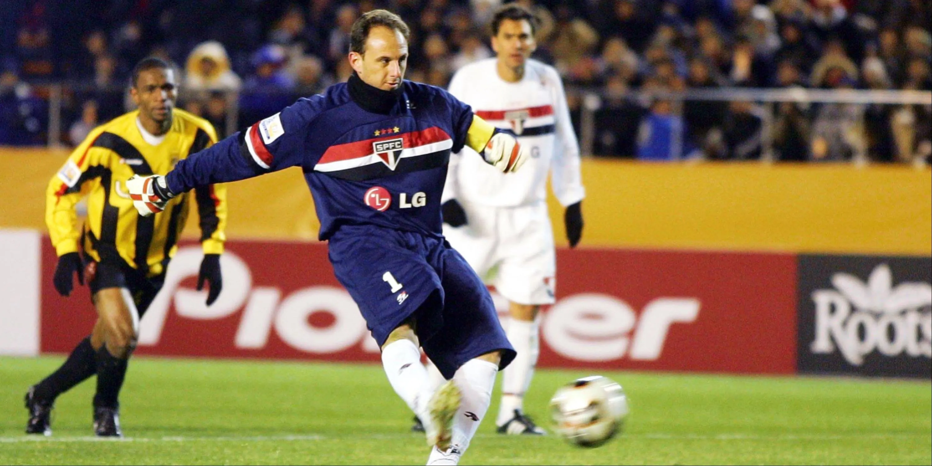 Thủ môn Rogerio Ceni thực hiện quả penalty cho Sao Paolo, minh chứng cho khả năng sút 11m độc đáo của anh