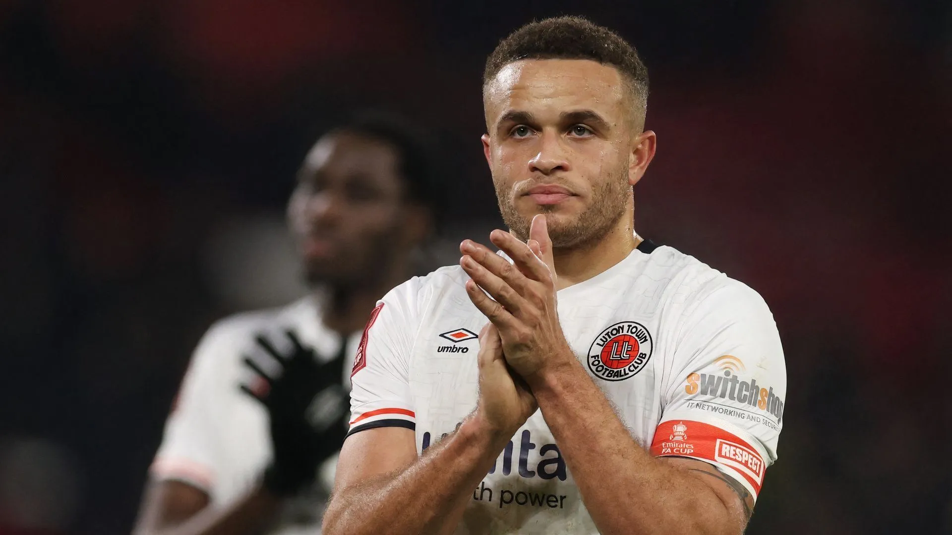 Tiền đạo Carlton Morris của Derby County trên sân