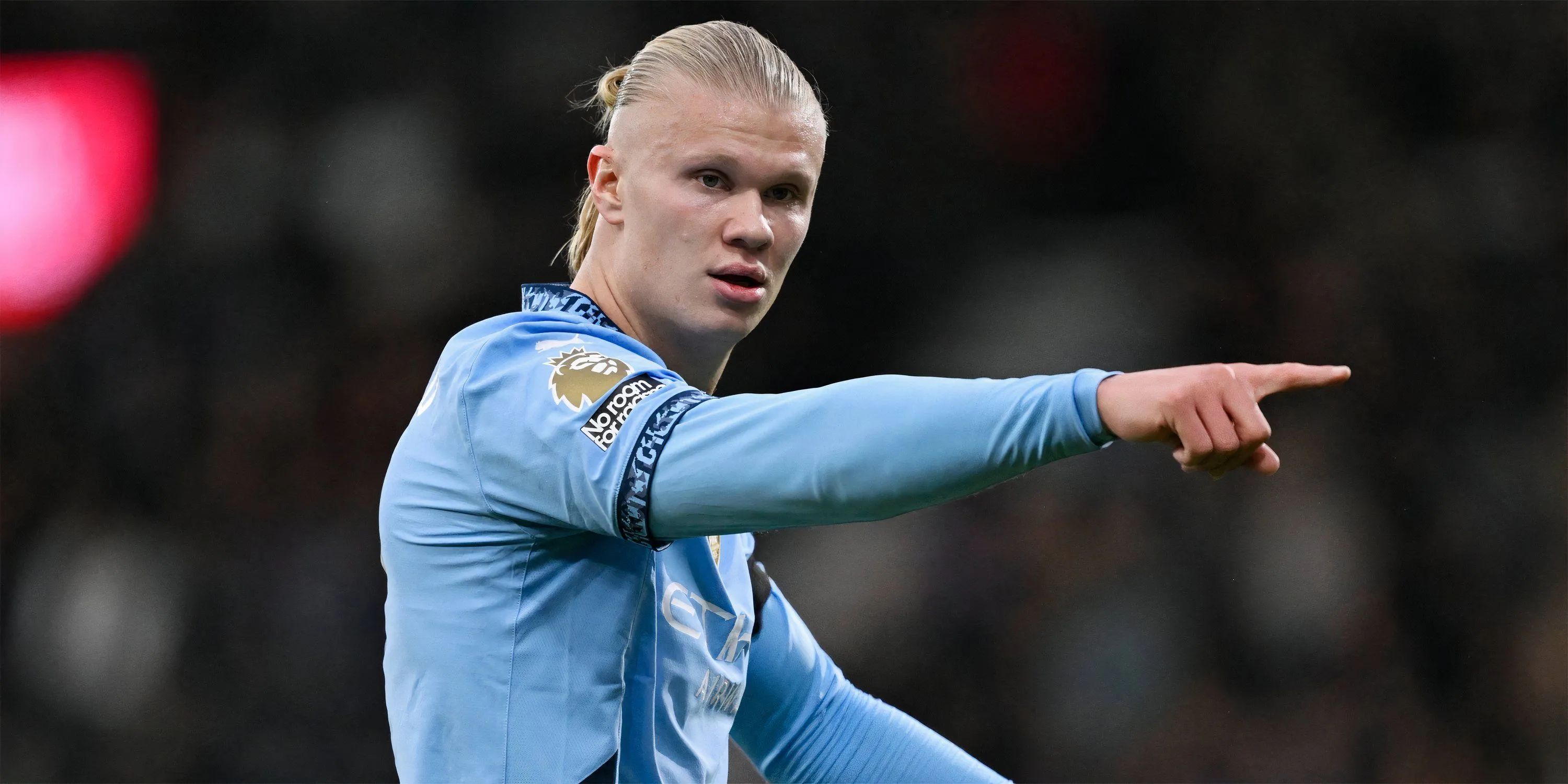 Tiền đạo Erling Haaland của Manchester City trong một pha dứt điểm, thể hiện kỹ năng sút penalty đáng nể