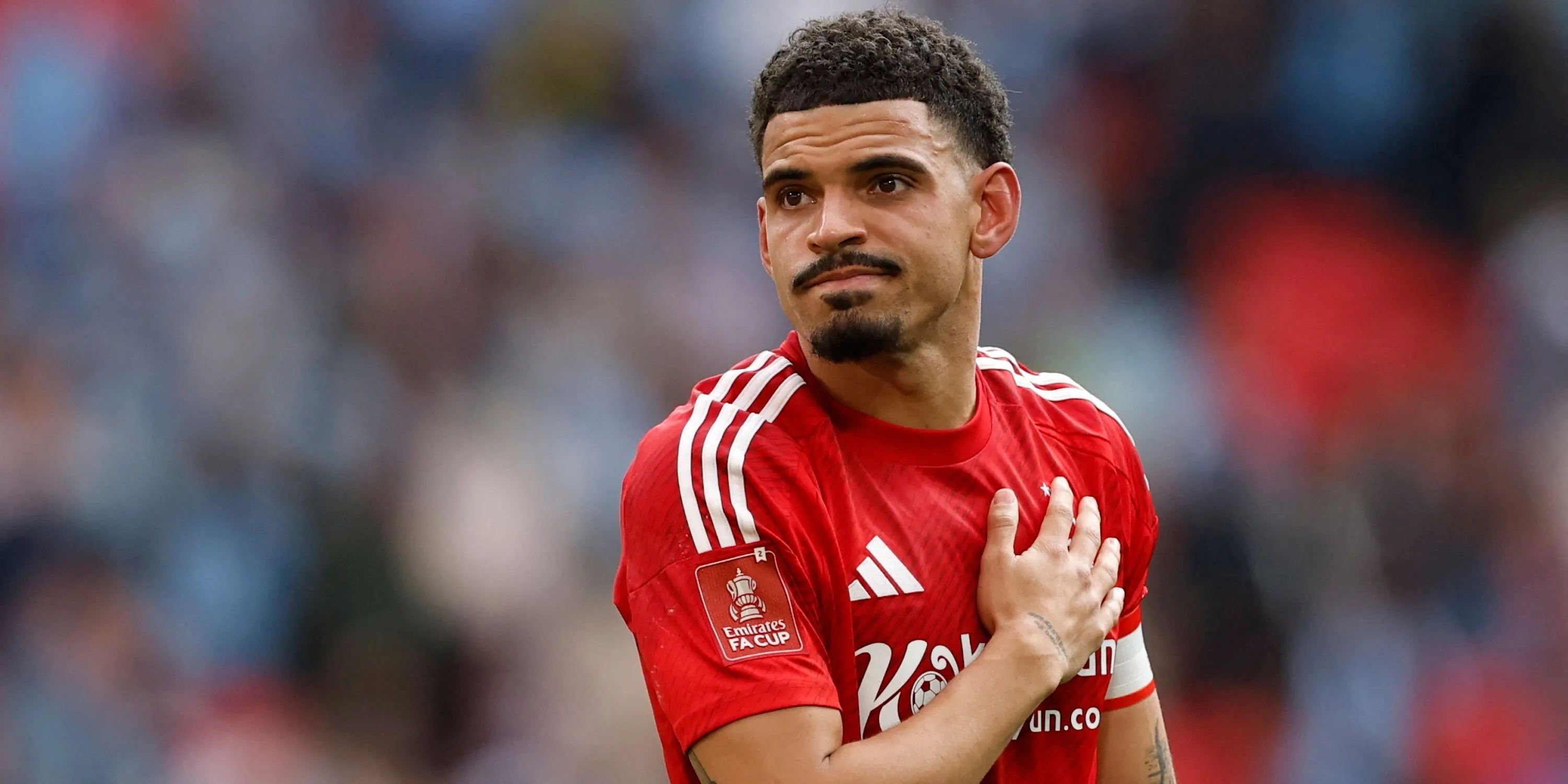 Tiền vệ Morgan Gibbs-White của Nottingham Forest trên sân sau trận đấu