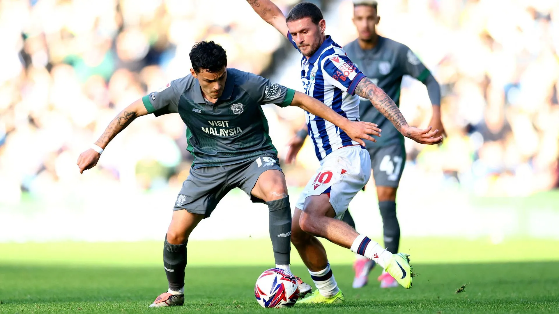 Tiền vệ tài năng Alex Robertson của Cardiff City, mục tiêu của nhiều CLB Championship