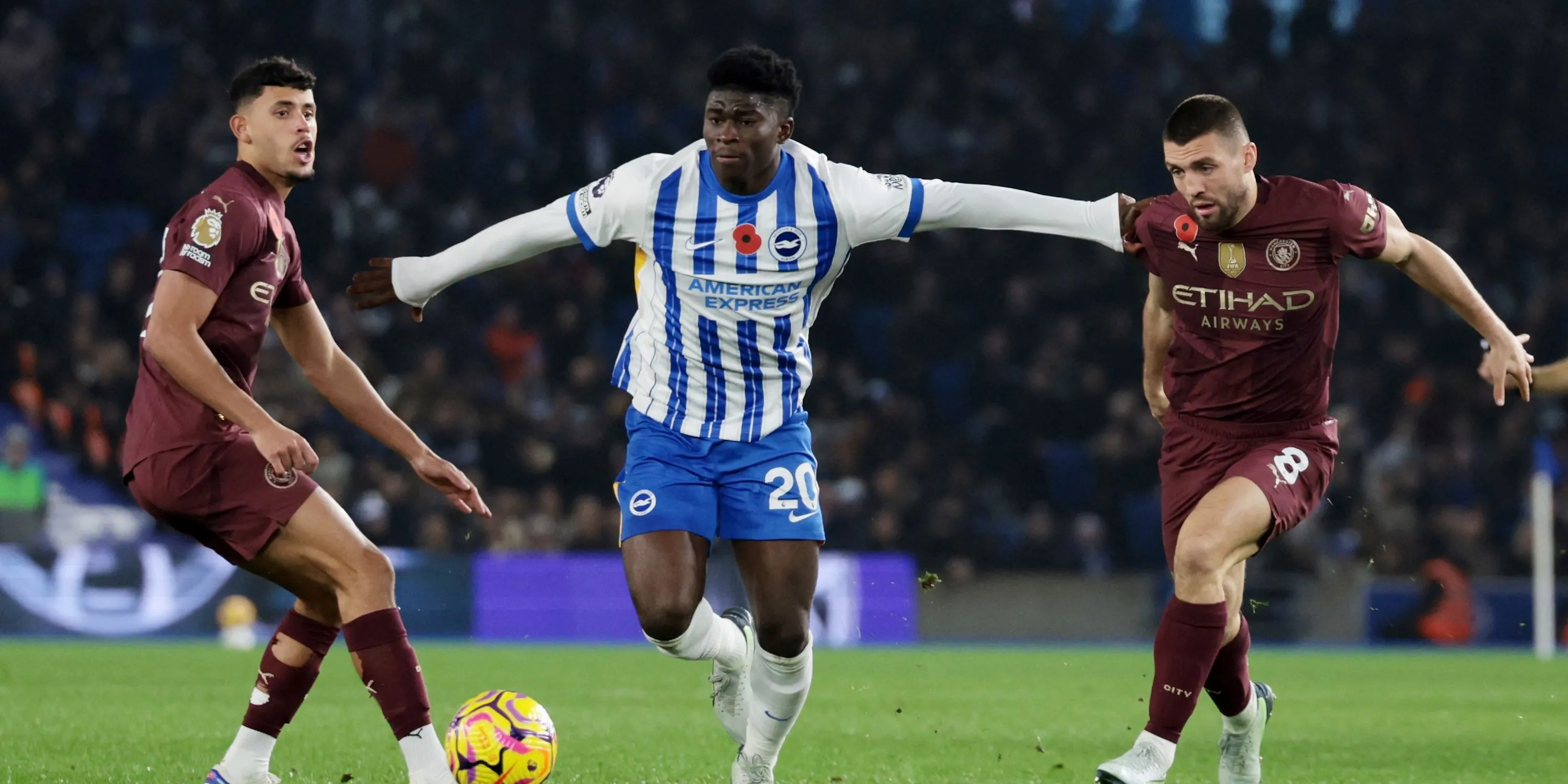 Carlos Baleba (Brighton) tranh chấp bóng cùng Mateo Kovacic (Manchester City) ở Premier League