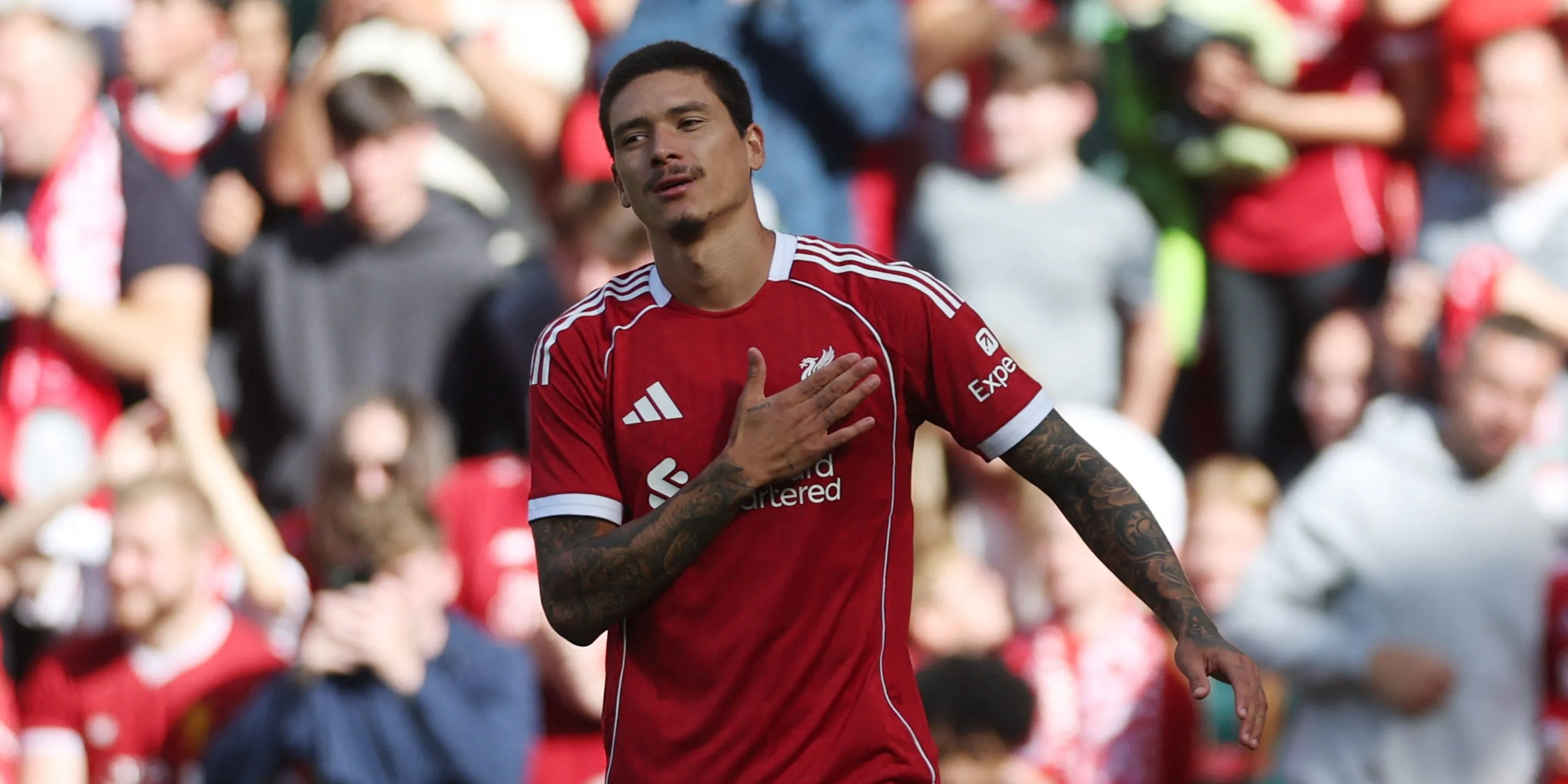 Darwin Nunez chạm tay vào logo Liverpool sau khi ghi bàn trong trận giao hữu tiền mùa giải với Athletic Bilbao