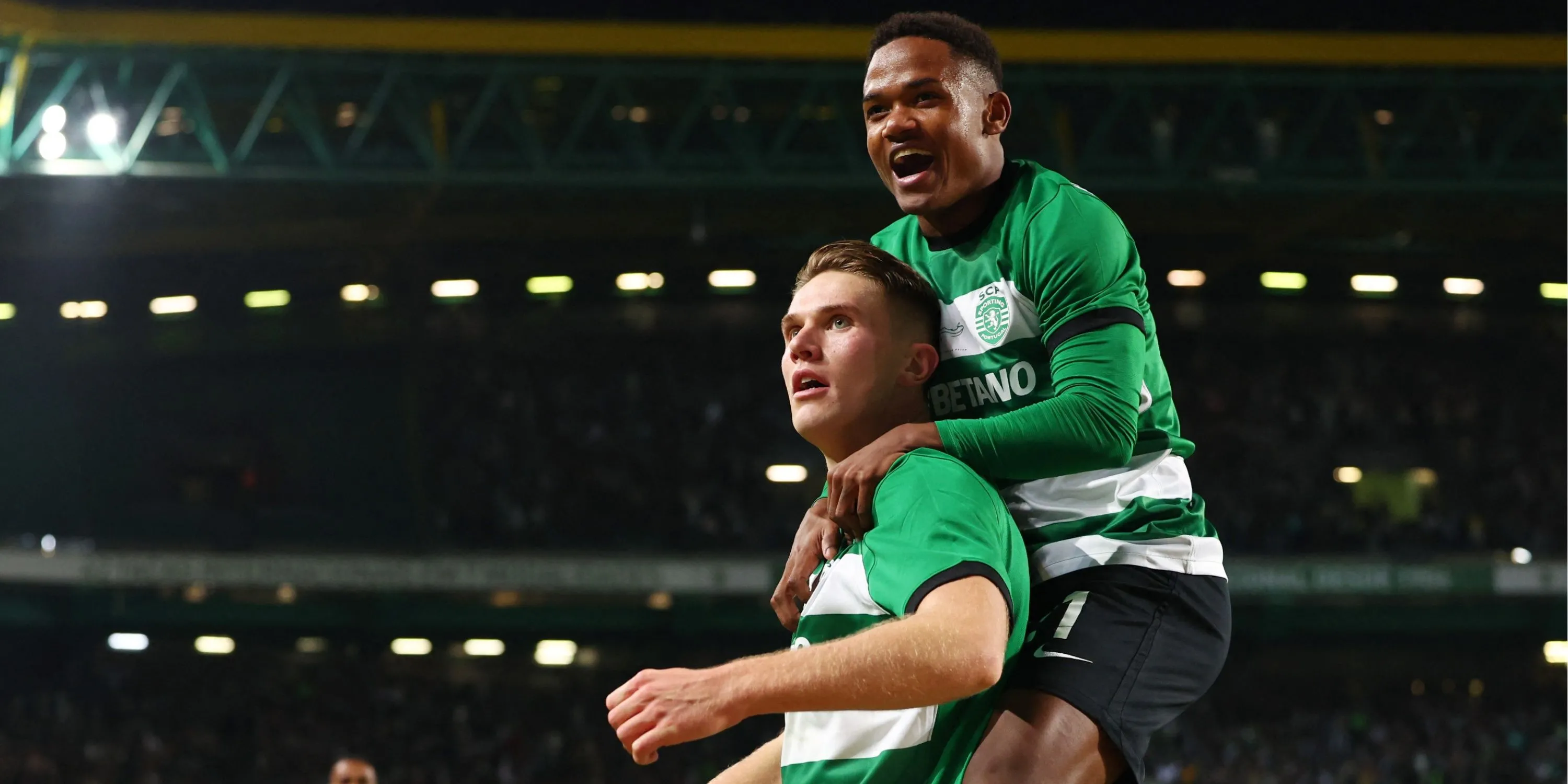 Geny Catamo ăn mừng cùng đồng đội Viktor Gyokeres tại Sporting CP.