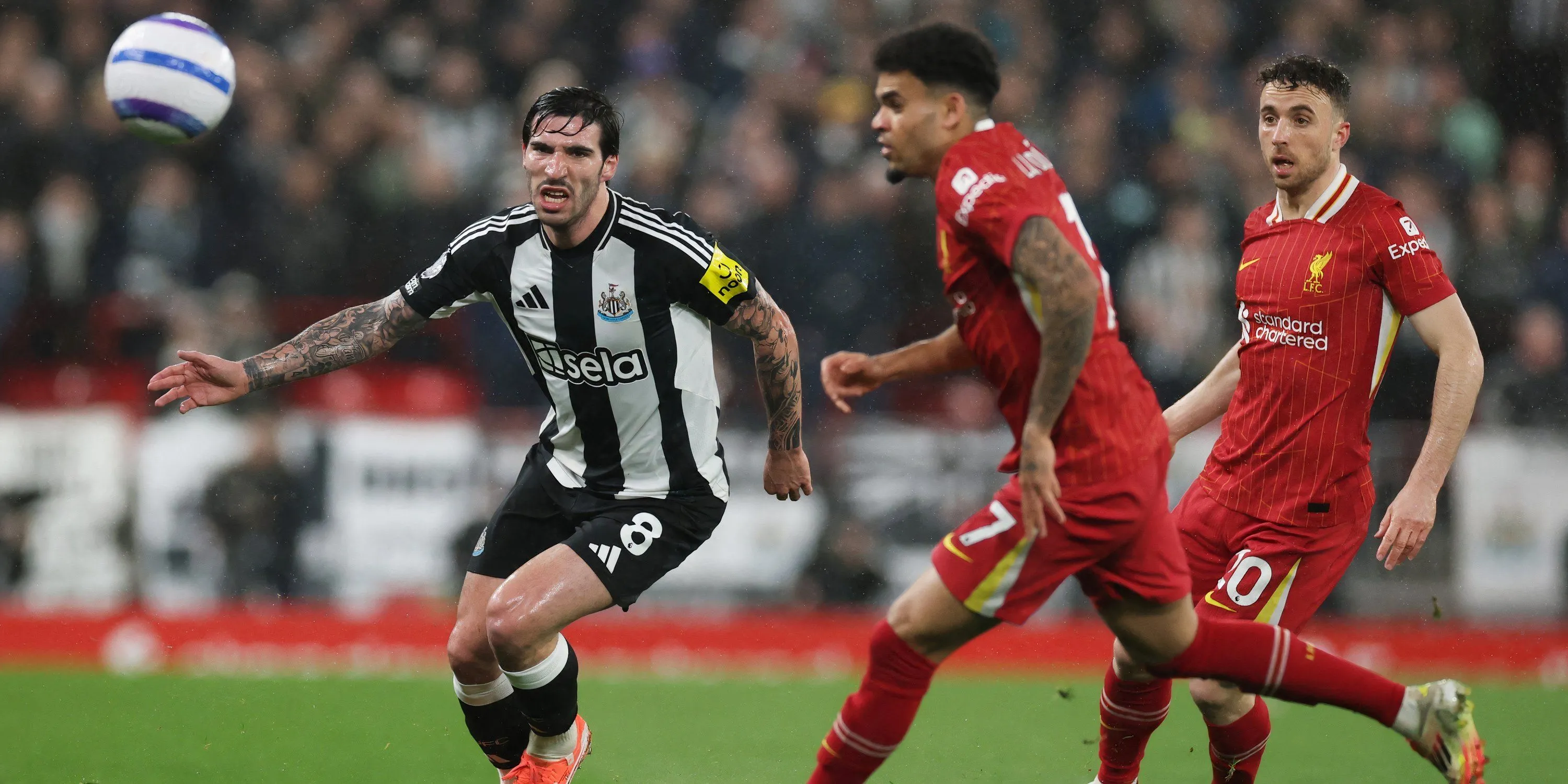 Luis Diaz và Diogo Jota (Liverpool) tranh bóng với Sandro Tonali (Newcastle)