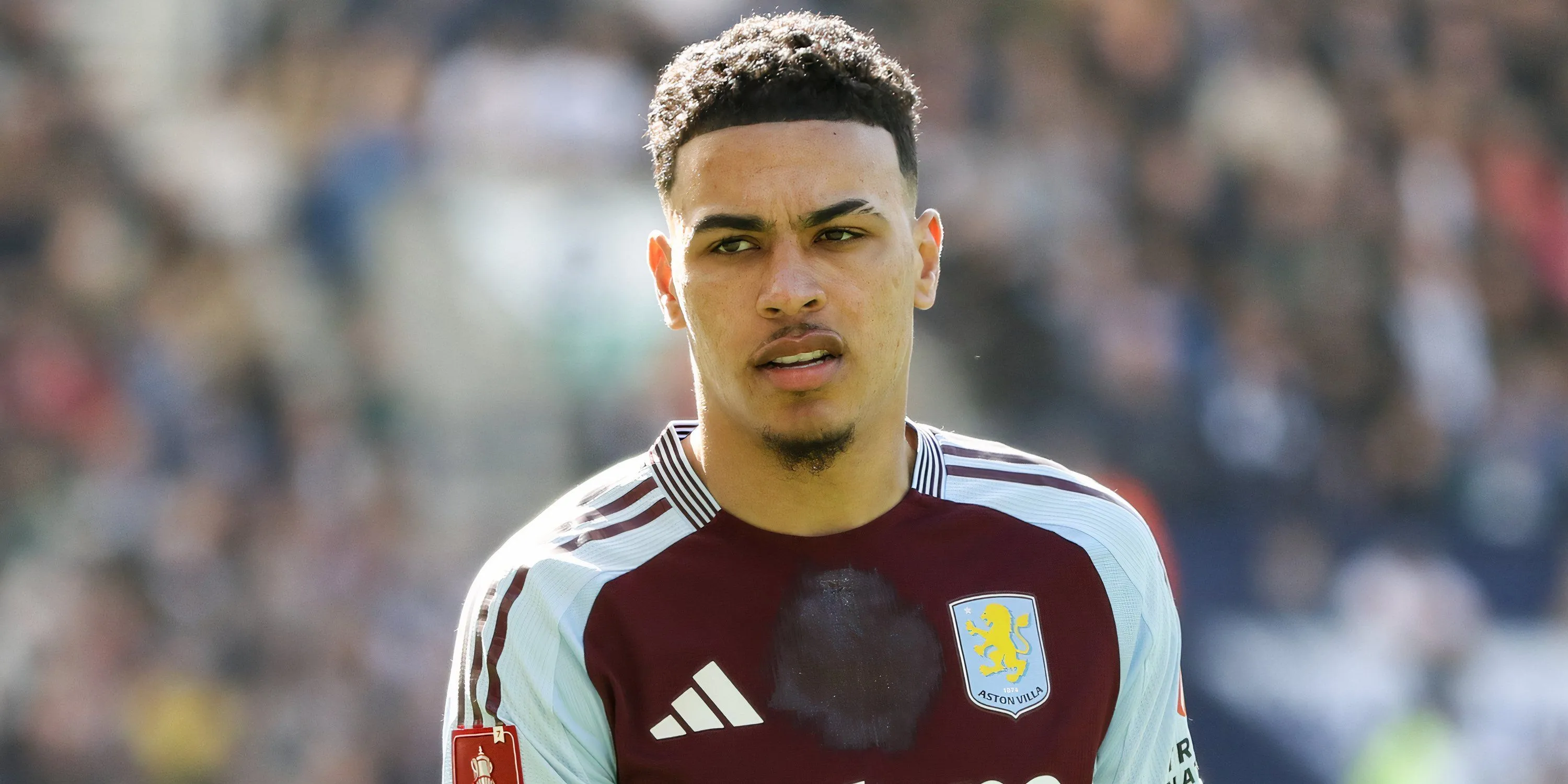 Morgan Rogers trong màu áo Aston Villa, được Chelsea và Tottenham quan tâm