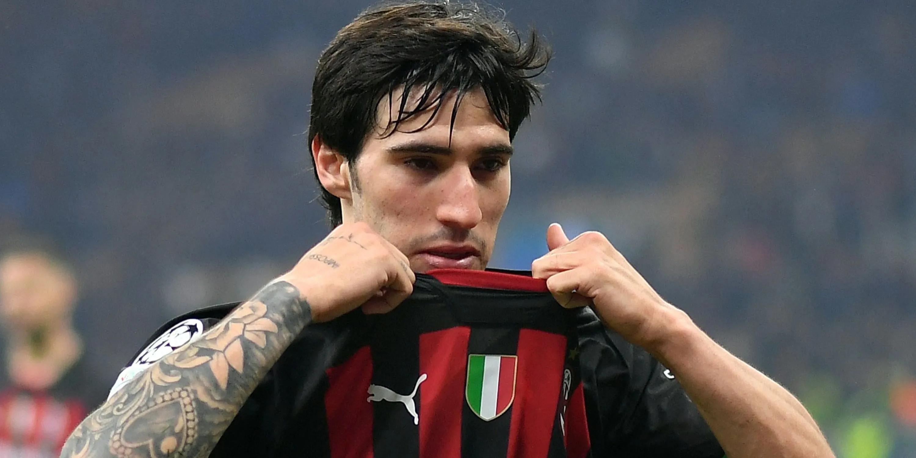 Sandro Tonali trong màu áo AC Milan thi đấu tại Serie A