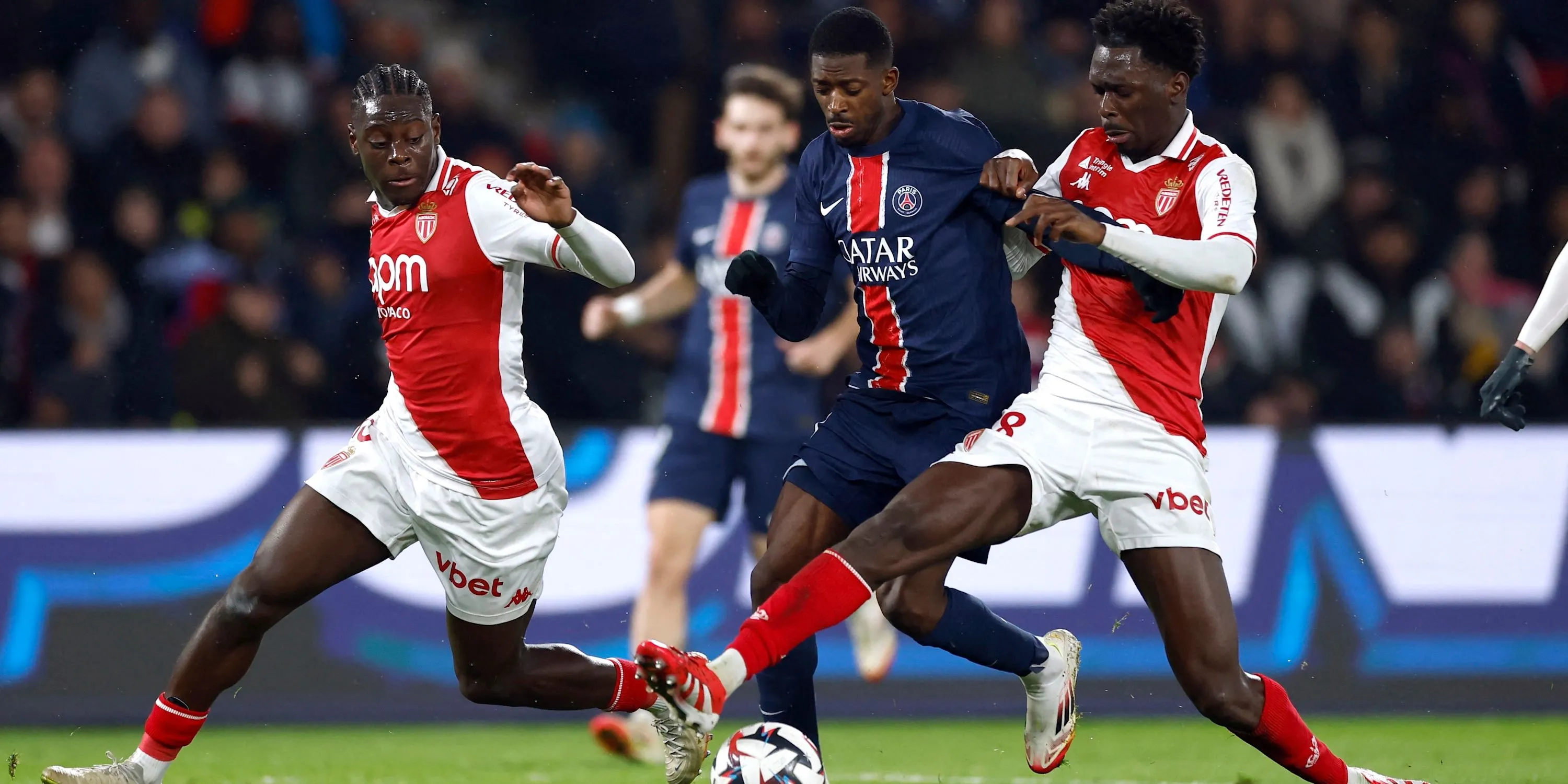 Soungoutou Magassa của AS Monaco đối đầu Ousmane Dembele của PSG