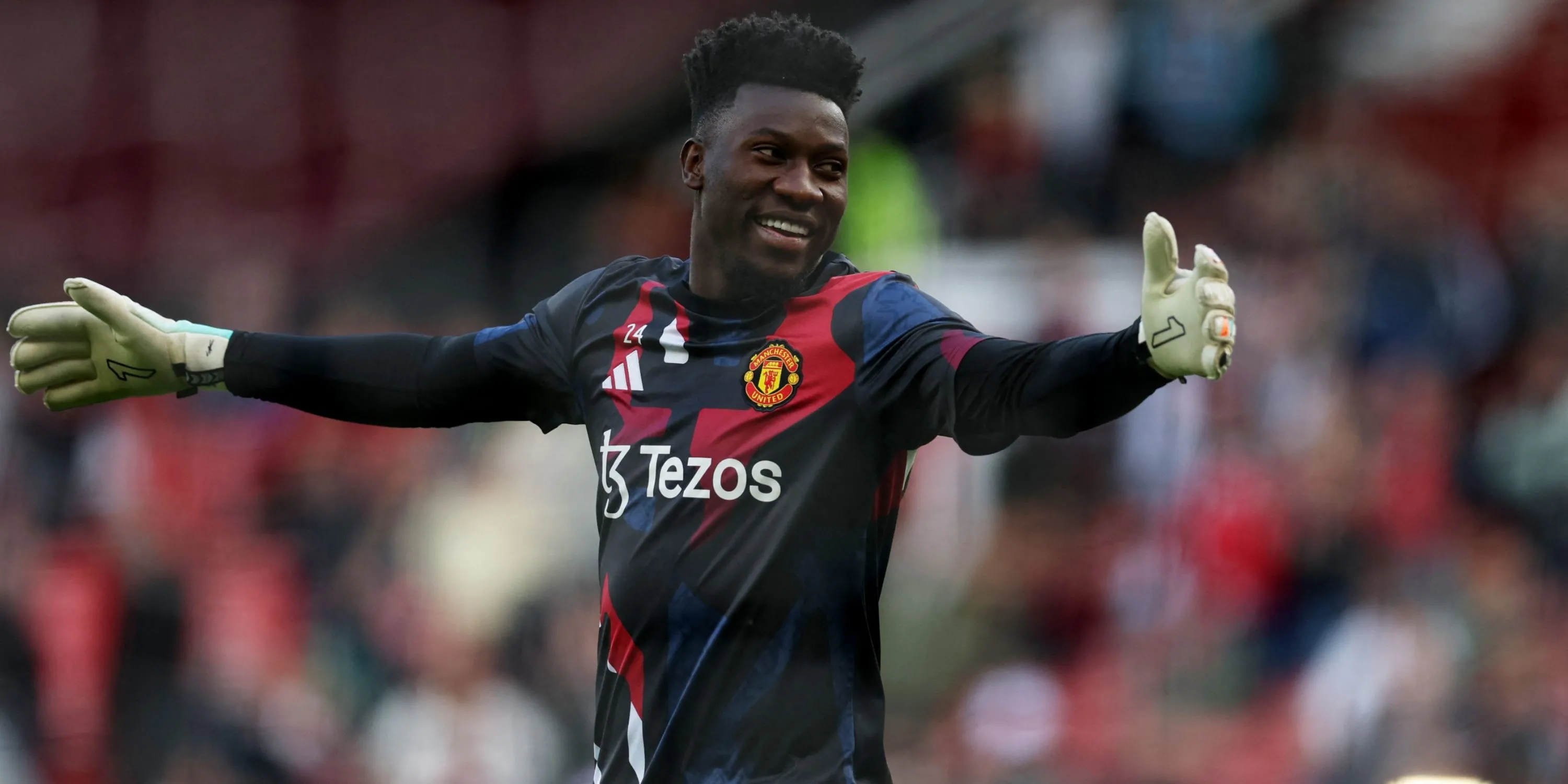Thủ môn Andre Onana trong một pha bóng cho Manchester United tại Premier League