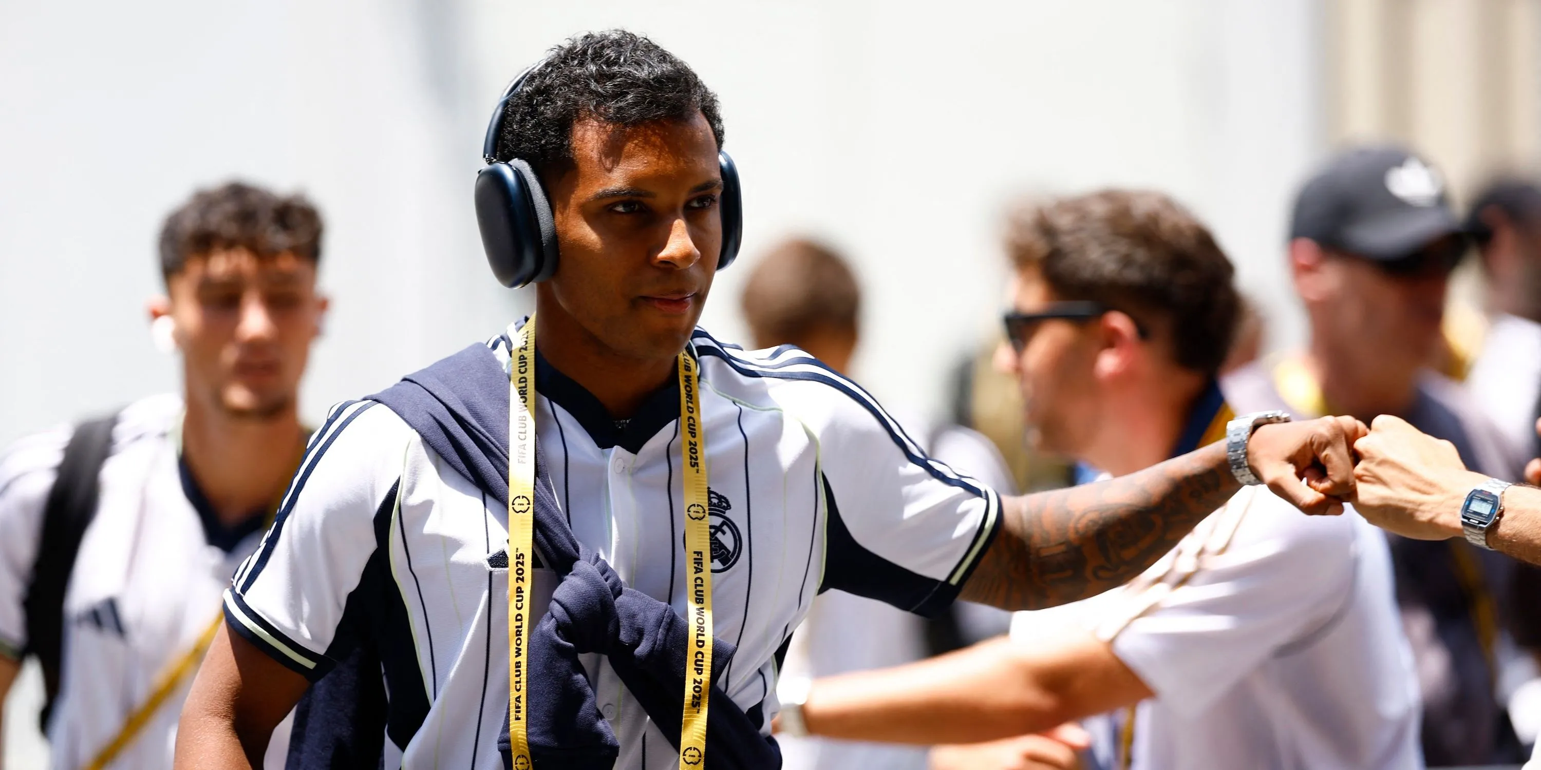 Tiền đạo Rodrygo của Real Madrid đến sân vận động trước trận đấu