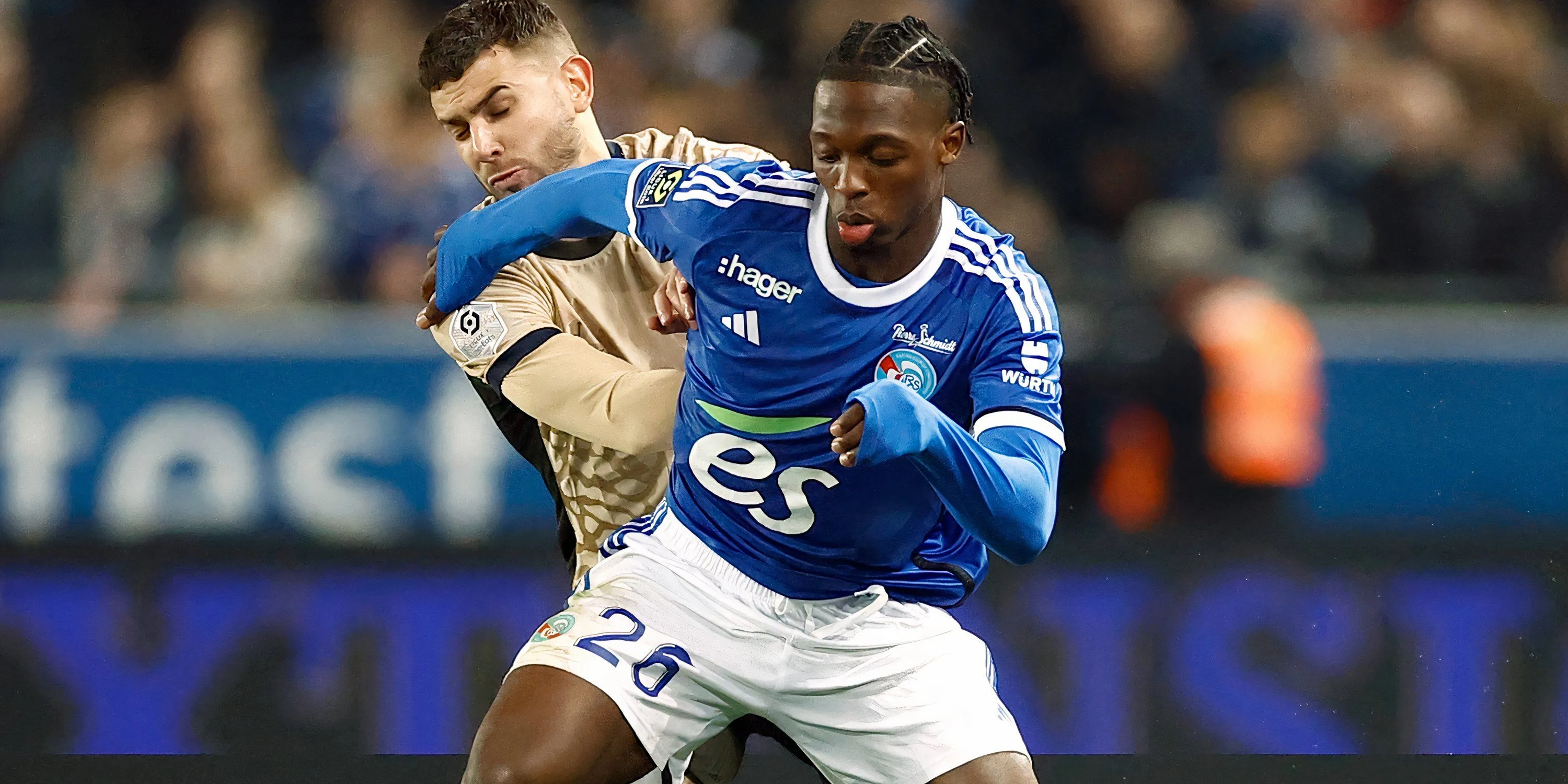 Tiền vệ Dilane Bakwa trong màu áo Strasbourg, mục tiêu của Leeds