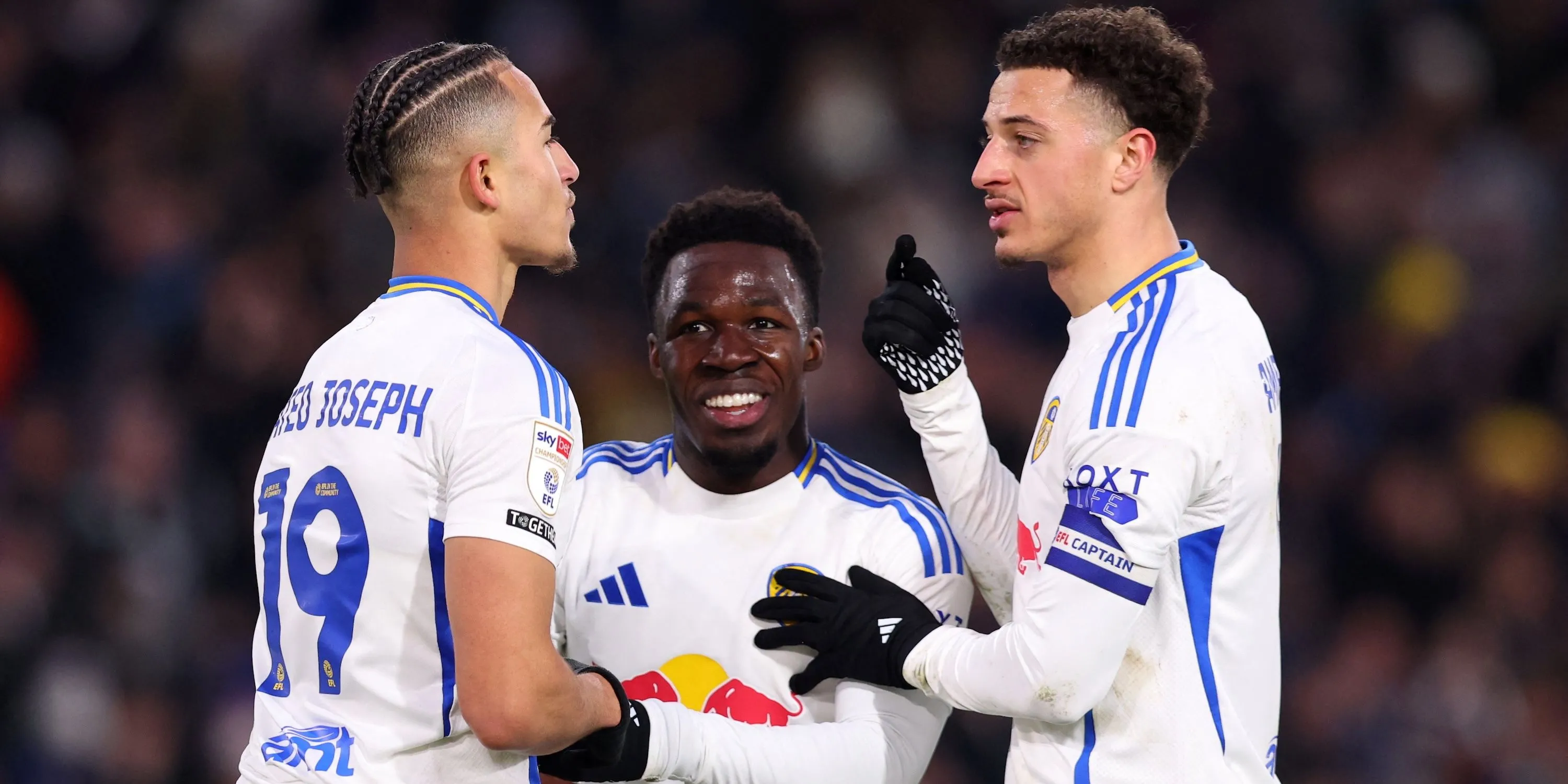 Wilfried Gnonto ăn mừng cùng đồng đội Mateo Joseph và Ethan Ampadu tại Leeds United