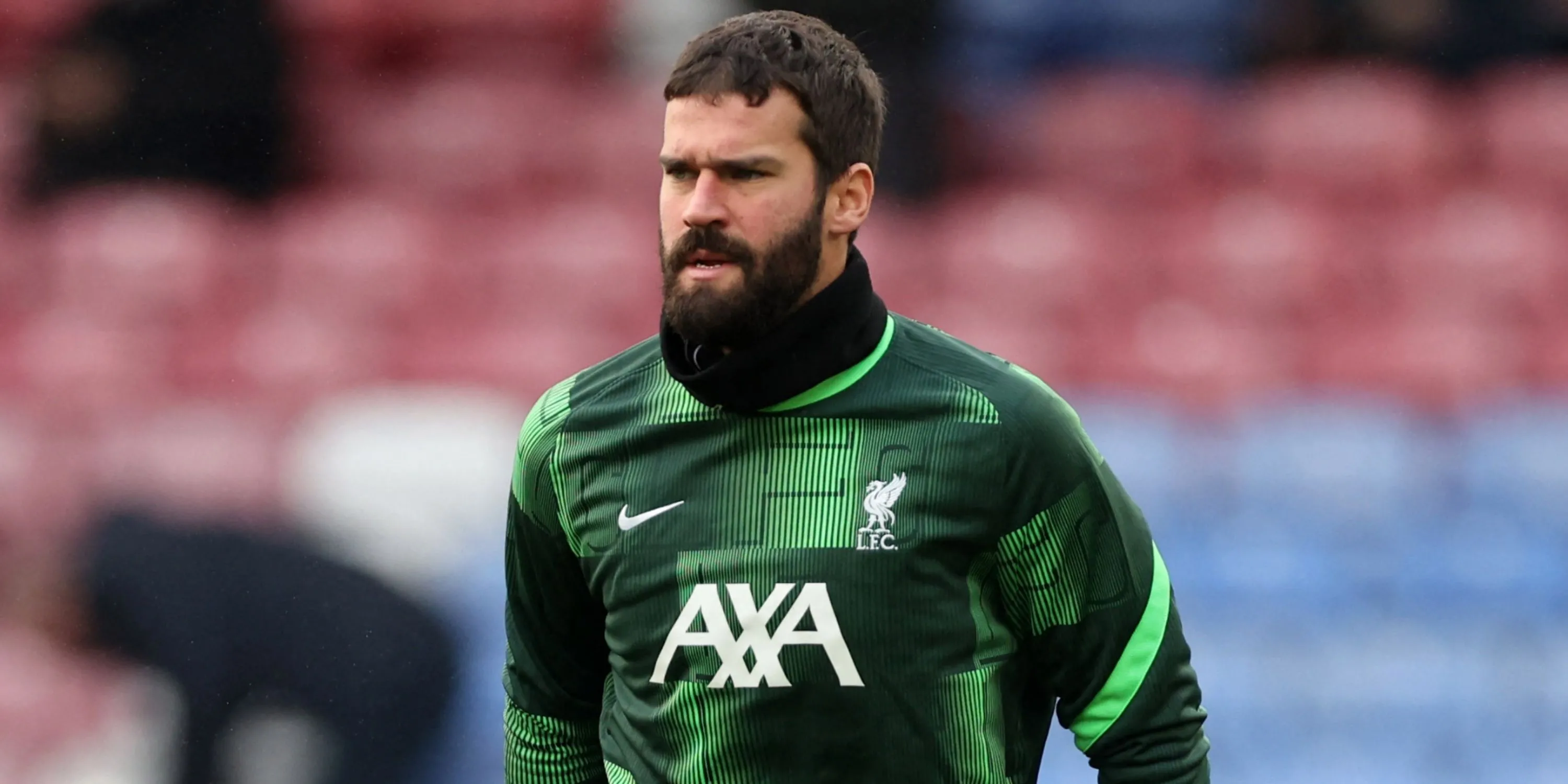 Alisson Becker trong trang phục của Liverpool, bộ dạng tập trung trước trận đấu