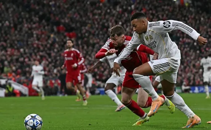 Andrew Robertson tỏa sáng ở hành lang trái với năng lượng phục vụ cả hai chiều