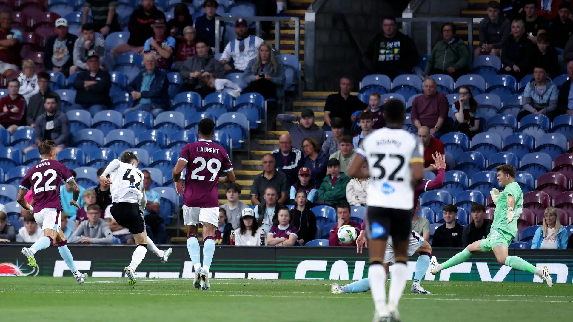 Bobby Clark ghi bàn cho Derby County trong trận đấu với Burnley FC trước đó