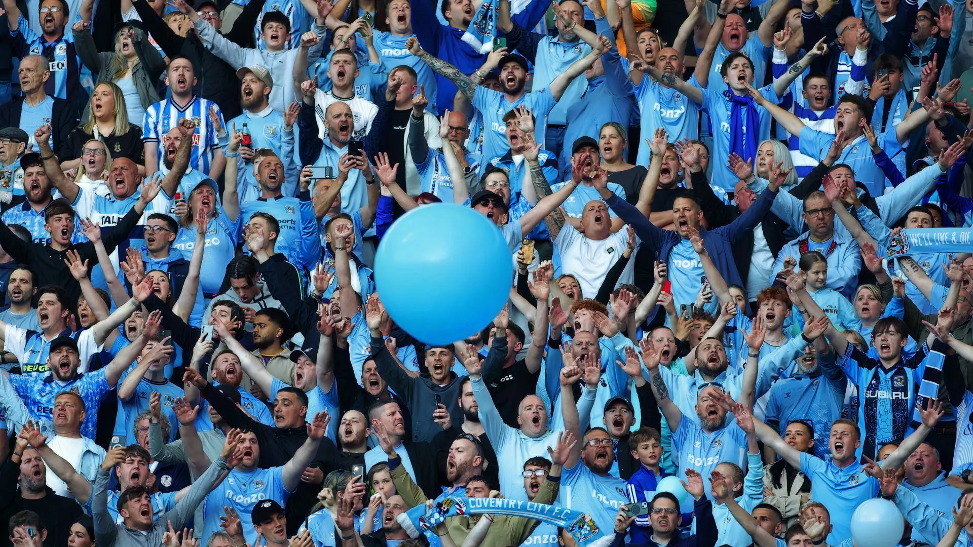 Các CĐV Coventry City tại sân CBS Arena cháy hết mình cổ vũ đội nhà