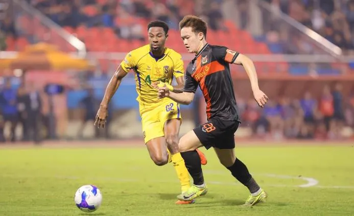 Cầu thủ Phạm Gia Hương ăn mừng bàn thắng giúp Ninh Bình thắng SLNA 1-0