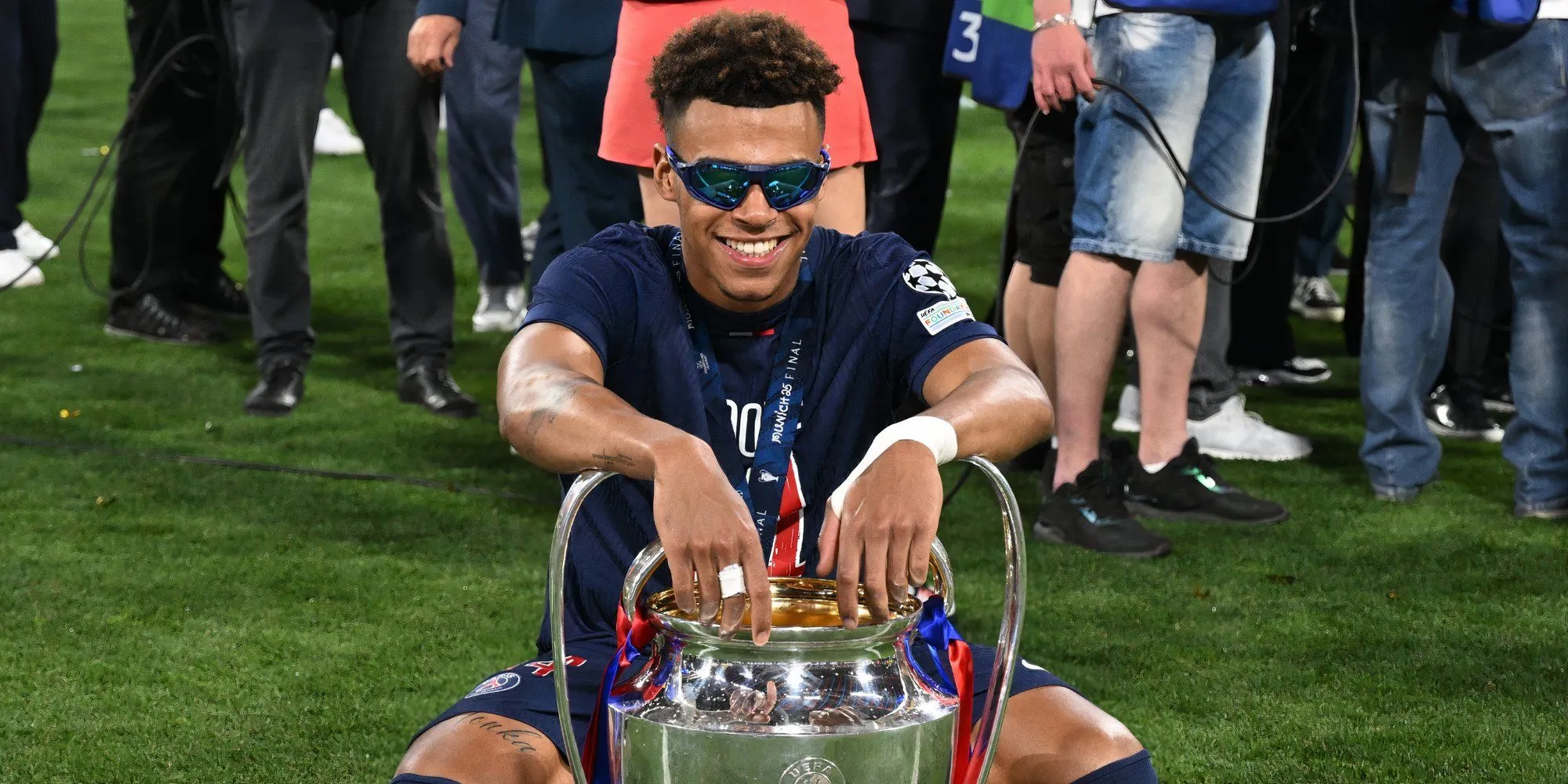 Desirée Doucé trong màu áo Paris Saint-Germain, tư thế tấn công cố gắng