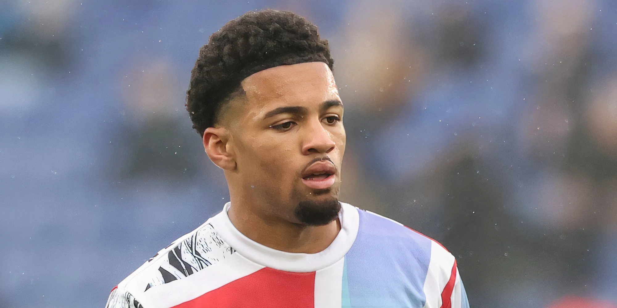 Ethan Nwaneri dribble qua các cầu thủ Liverpool, thể hiện kỹ thuật dribble lạ kỳ của một tài năng trẻ