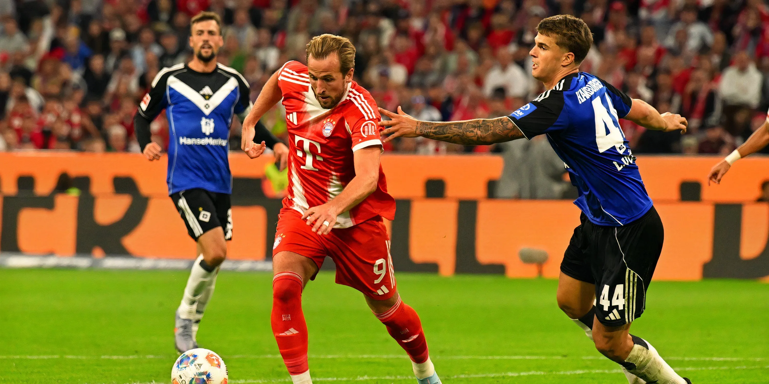 Harry Kane trong tình huống tranh chấp với Luka Vuskovic, thể hiện khả năng của tiền vệ trẻ