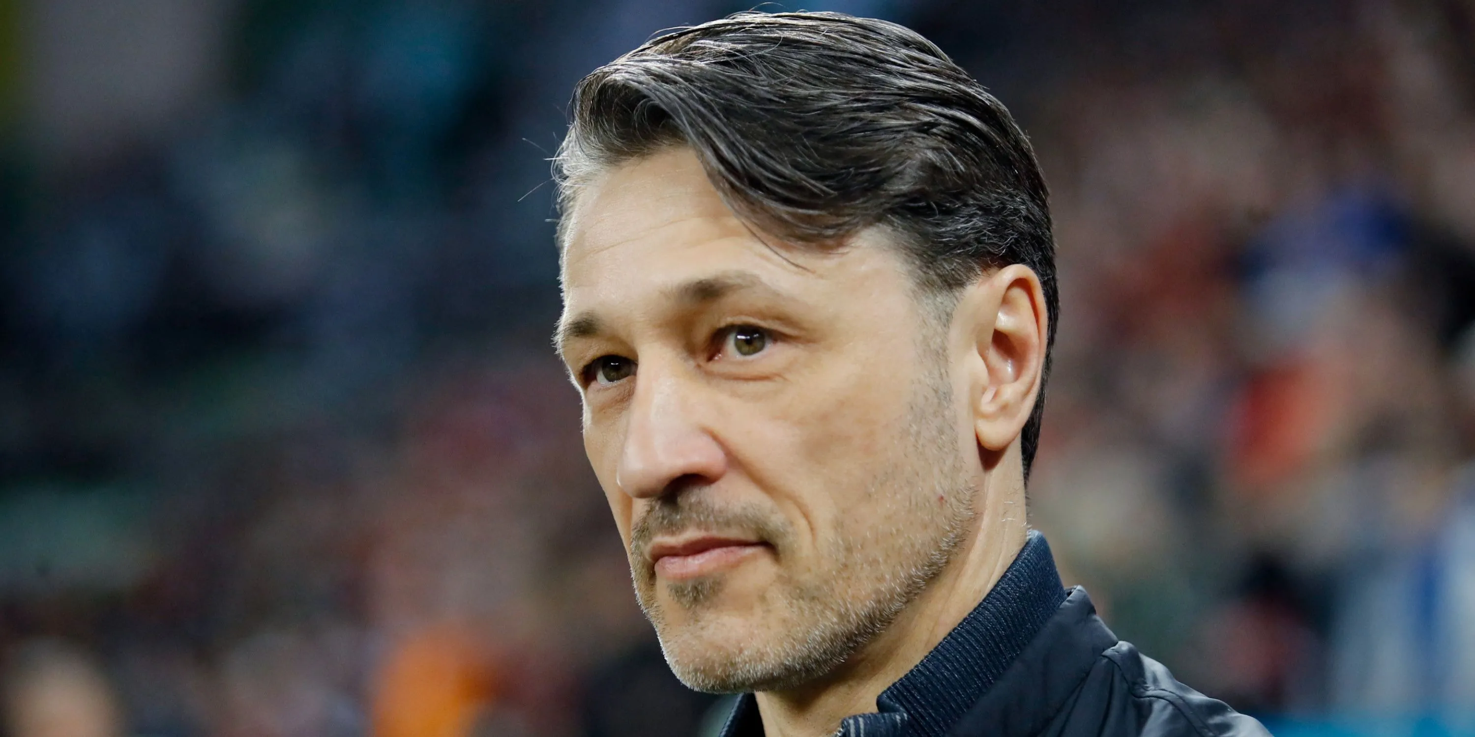 HLV Niko Kovac quan sát trận đấu từ đường biên