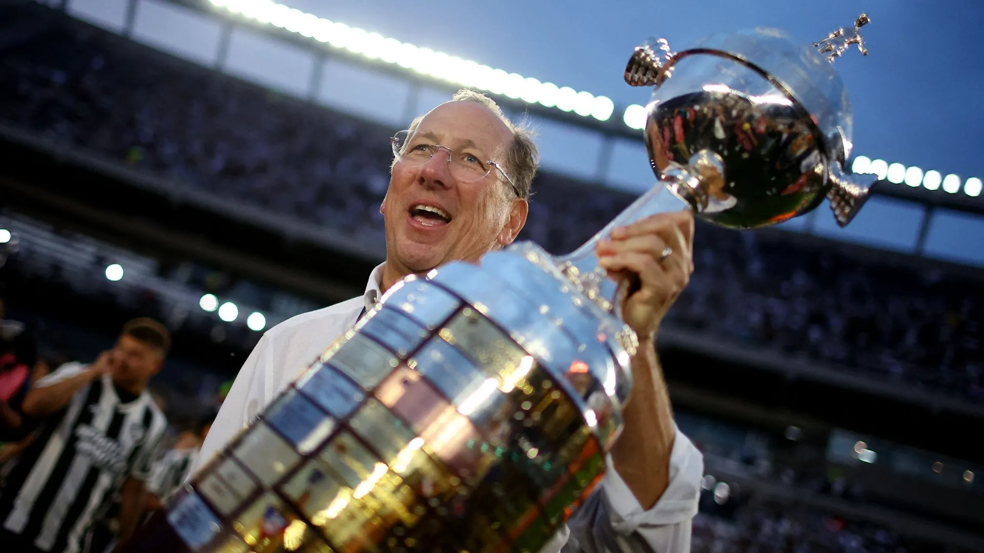 John Textor, tỷ phú Mỹ và chủ sở hữu Eagle Football Group, đang tìm kiếm cơ hội mở rộng tại Anh