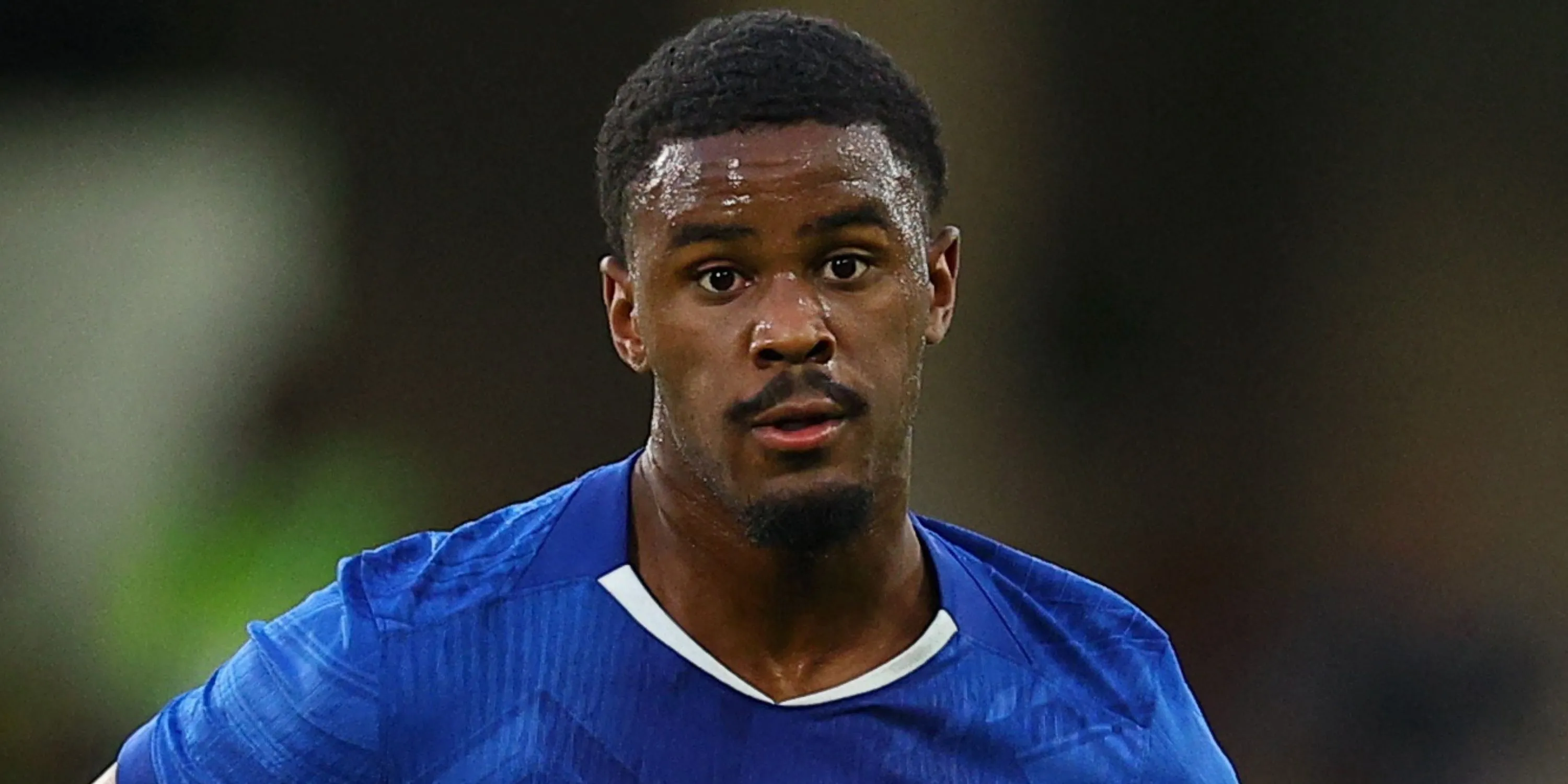 Jorrel Hato trong tình huống tranh chấp bóng, thể hiện sức mạnh và sự linh hoạt ở tuyến cuối