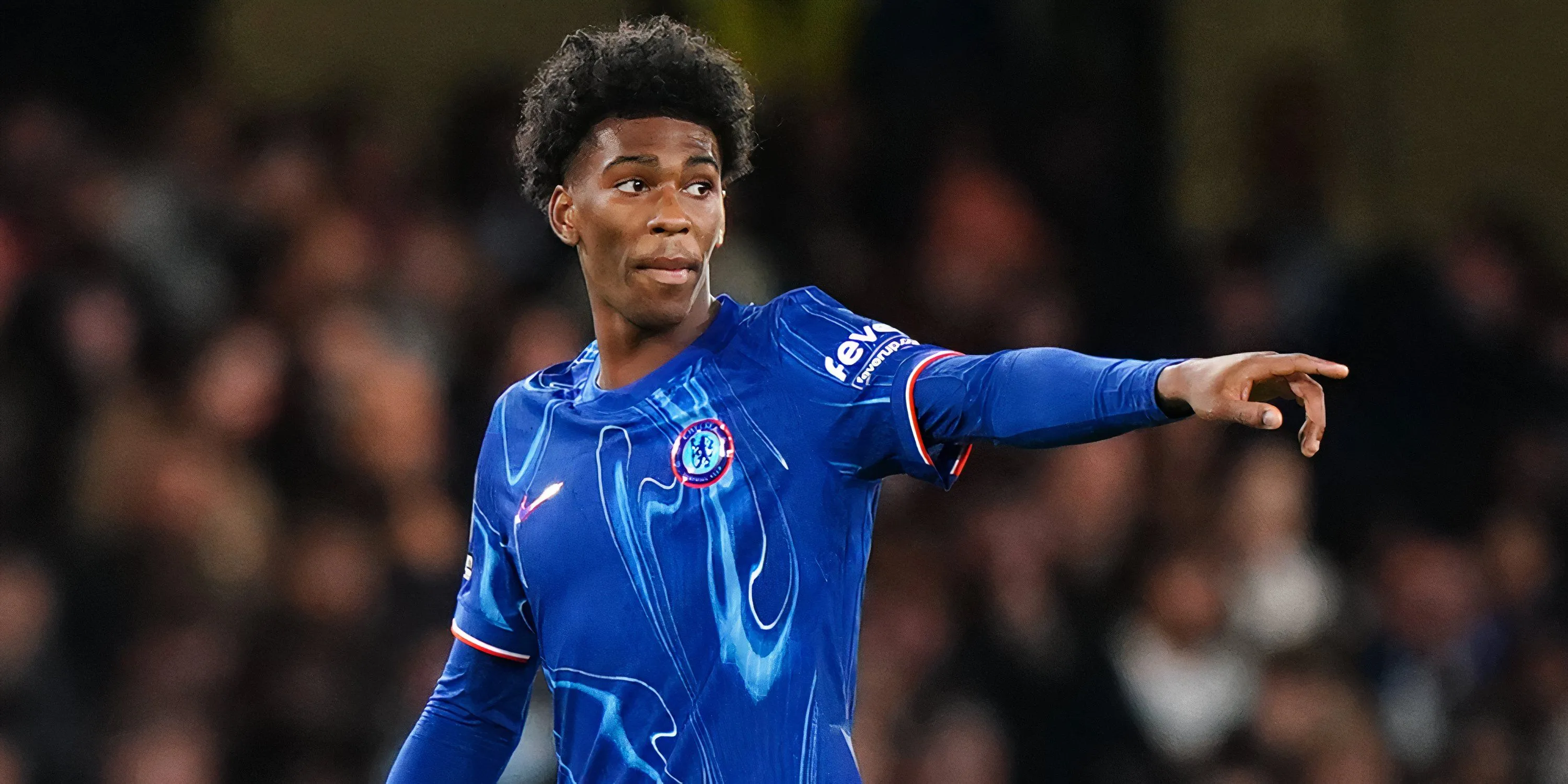 Josh Acheampong phòng chống trong một pha bóng căng thẳng, thể hiện sự tập trung cao độ tại sân Stamford Bridge