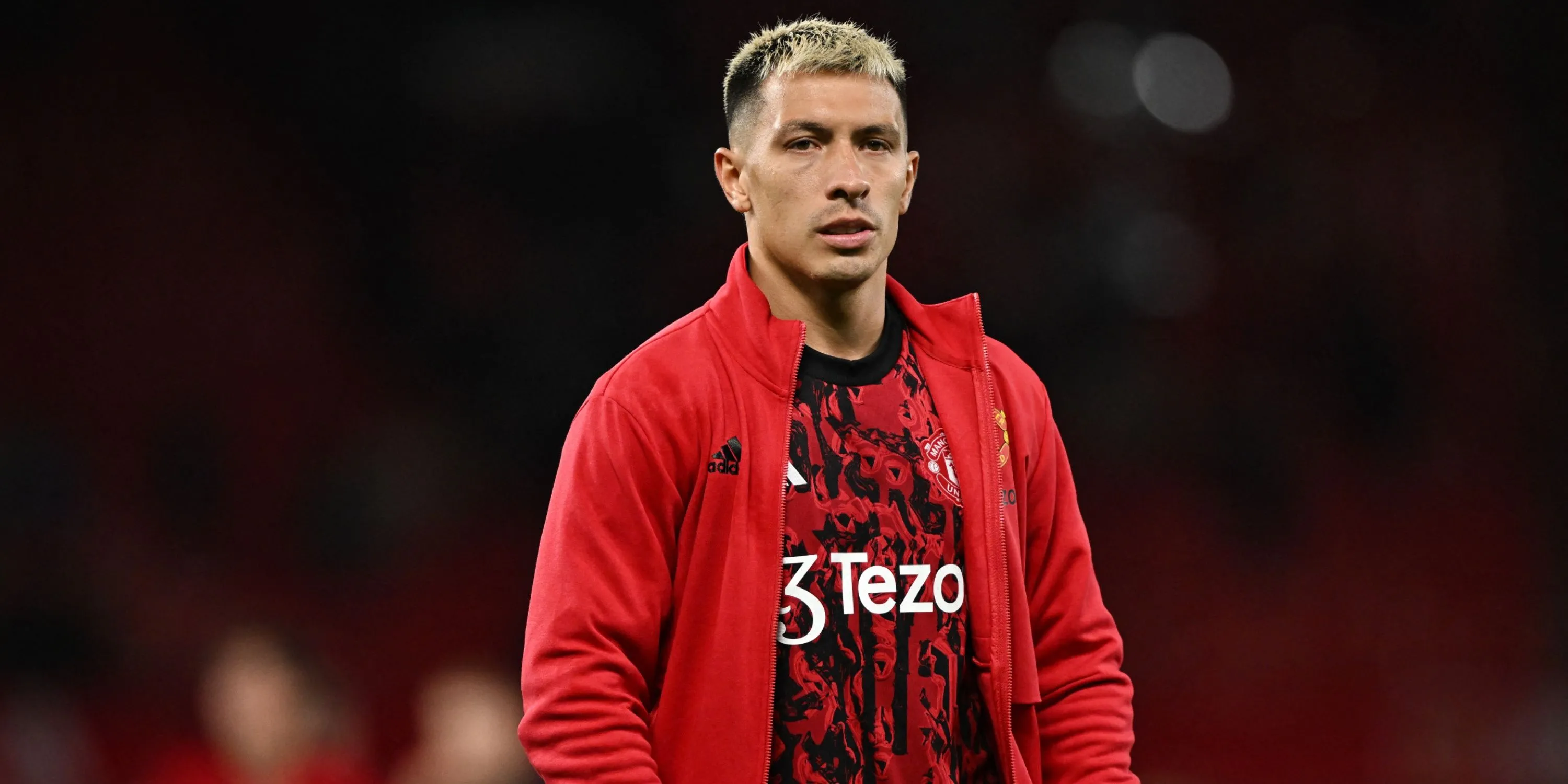 Lisandro Martinez trong cuộc đối đầu với các đối thủ ở trận đấu La Liga