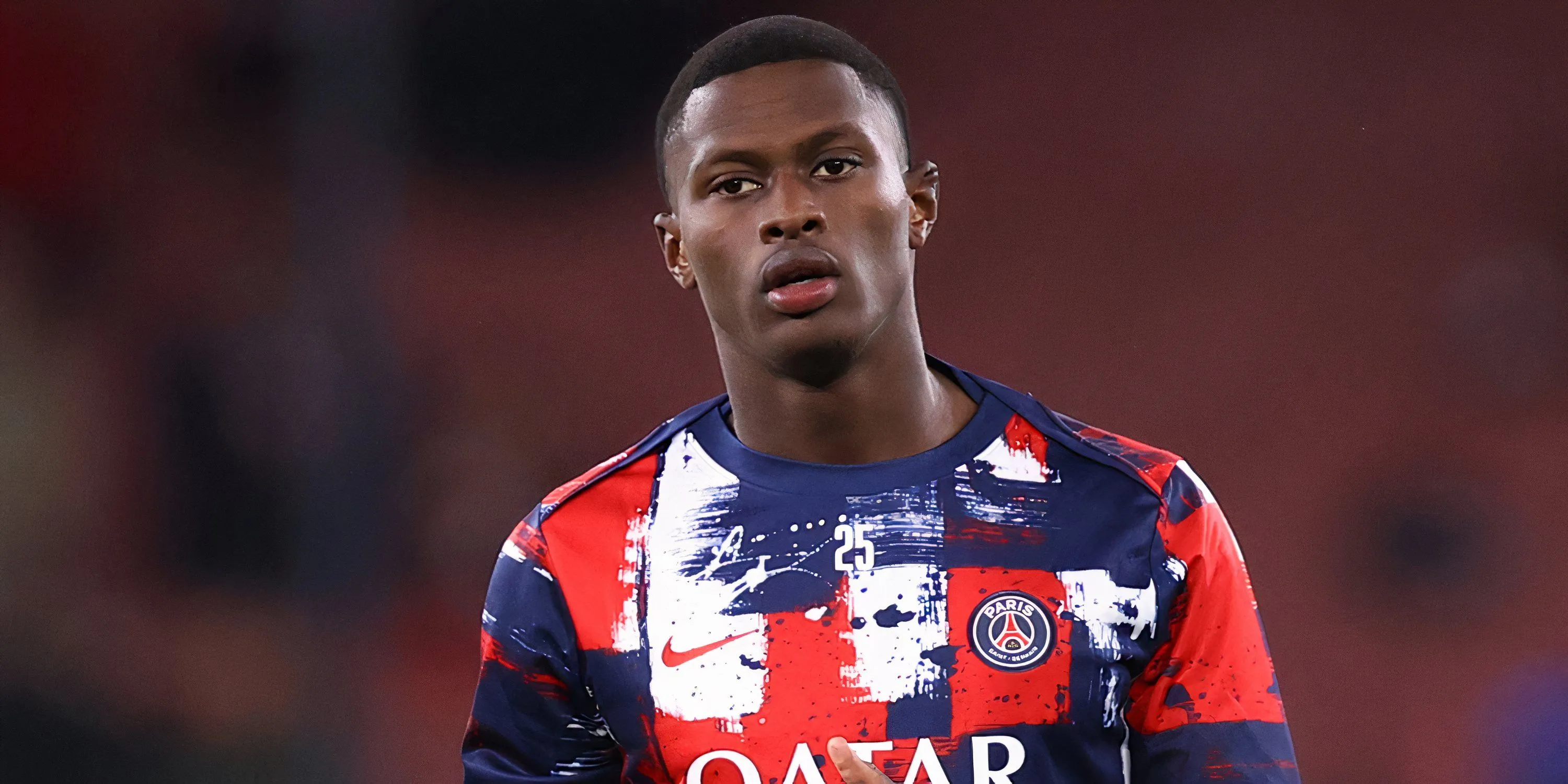 Nuno Mendes khởi động trước trận đấu tại Paris Saint-Germain